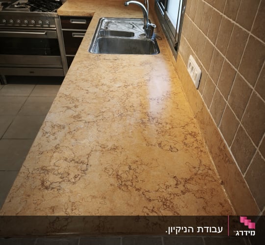 משטח עבודה משיש במטבח שעבר ליטוש והברקה